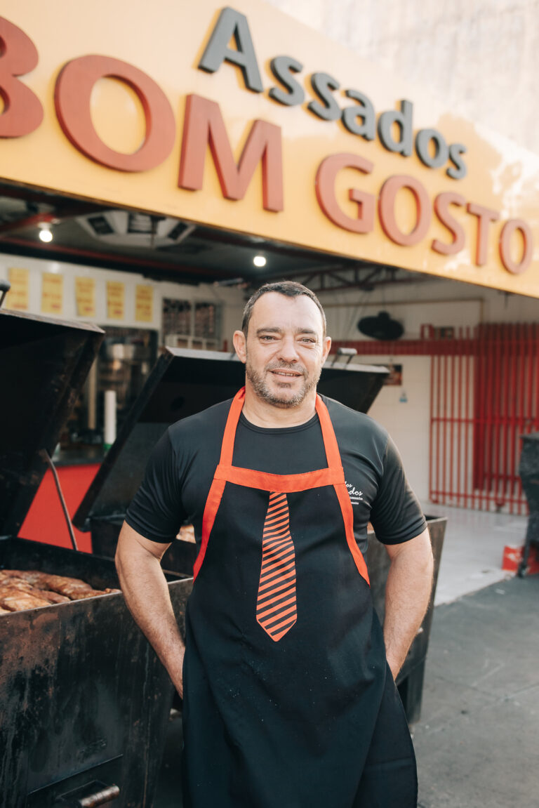 Retrato de João Marcelo Gonçalves na frente da loja em Assis-SP