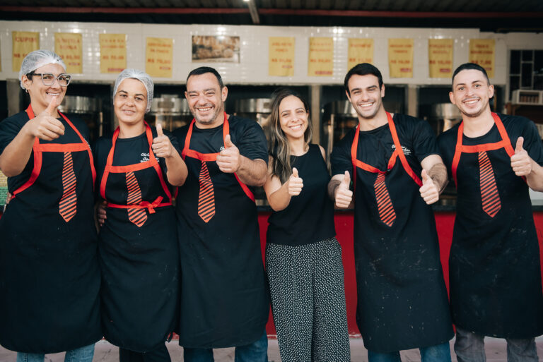 Equipe da loja Assados Bom Gosto com João Marcelo