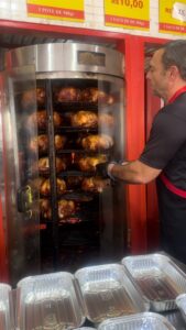 Leia mais sobre o artigo Quanto custa uma máquina de frango assado? (e quanto investir para começar)